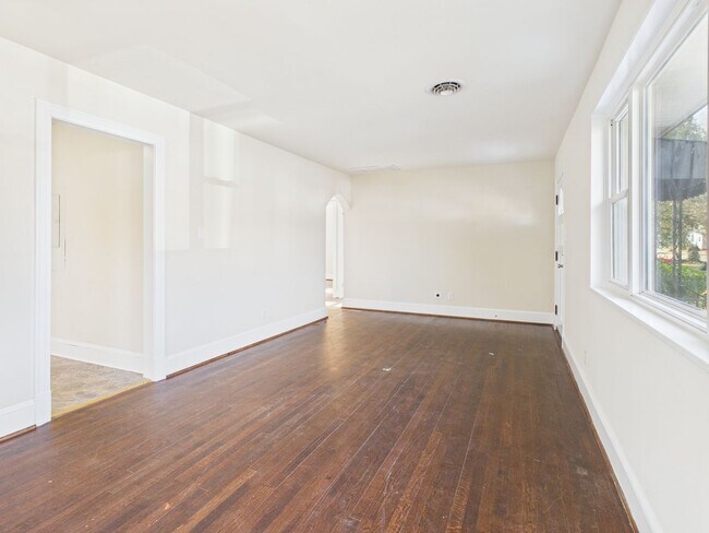 Building Photo - 1815 Powell Rd