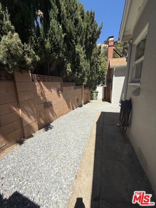 Building Photo - 2515 Canyon Dr