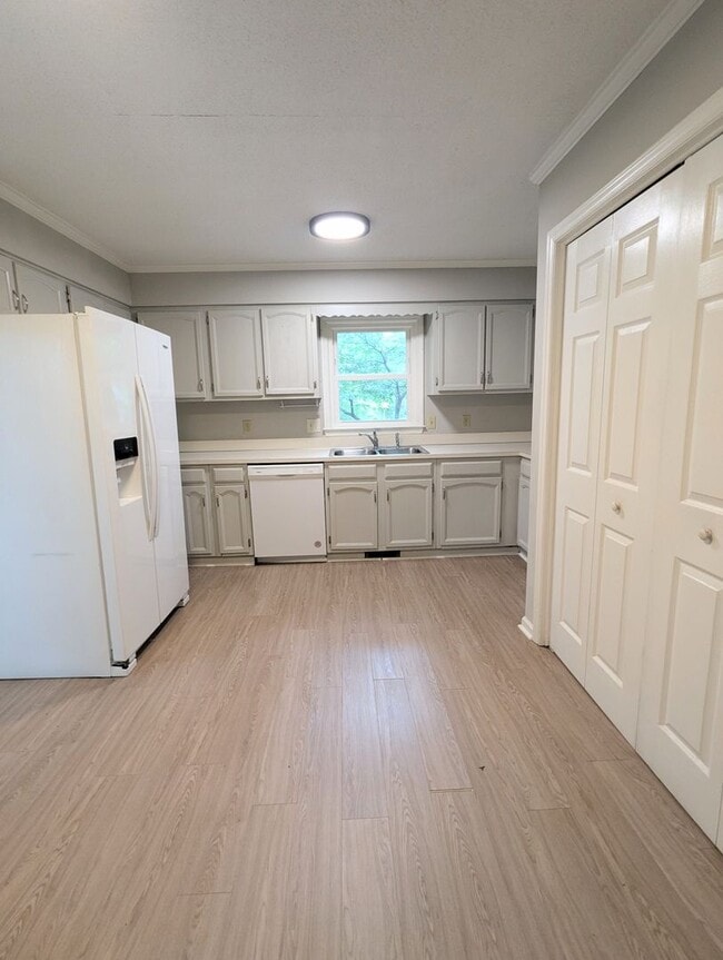 Building Photo - Fenced in Back Yard! Two Bedroom Two Bath ...