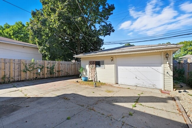 Building Photo - 9020 S Constance Ave