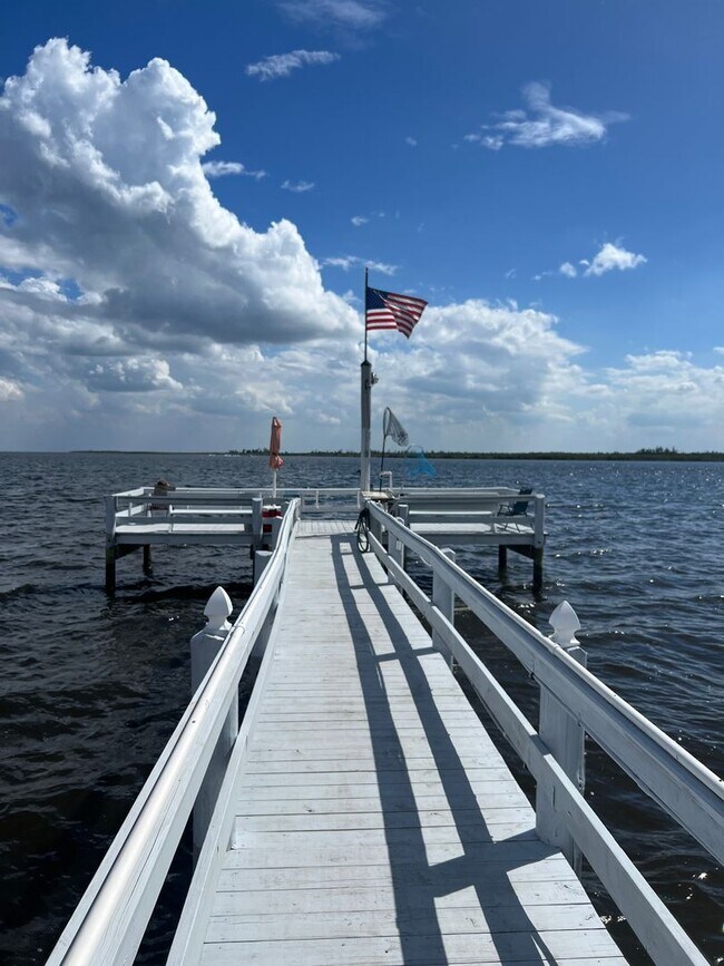 Building Photo - 14459 River Beach Dr