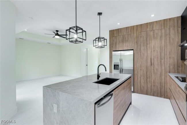 Building Photo - 2212 NE 5th Pl