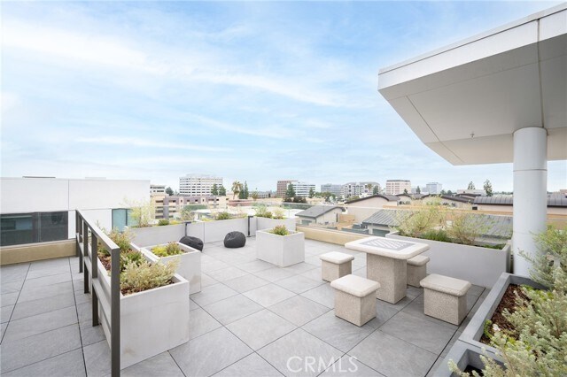 Building Photo - 709 E Walnut St