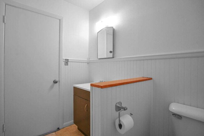 Building Photo - 3/1/1 close to medical and Texas Tech. Neutral colors.. Updated bath