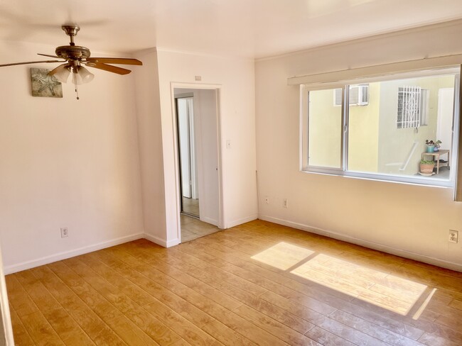 Beautiful bright studio! - 933 6th St