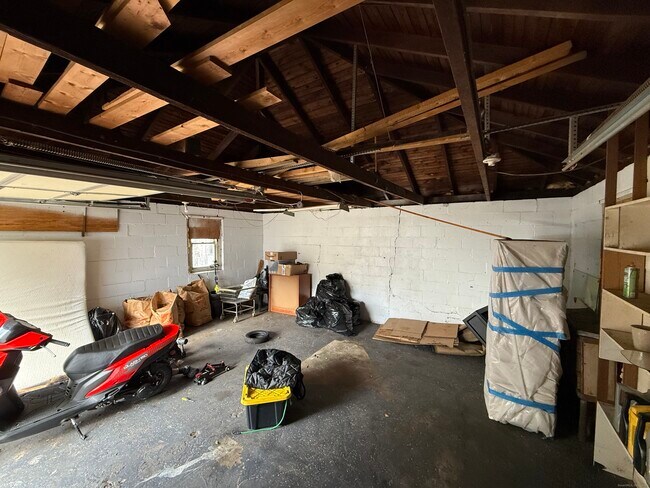 Building Photo - 174 Brentwood Ave