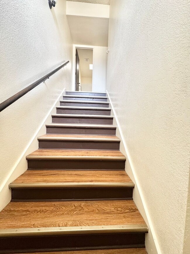 Building Photo - Two story unit move-in ready