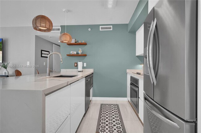 Building Photo - 1111 SW 1st Ave