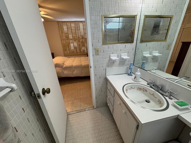 Building Photo - 7800 Carlyle Ave