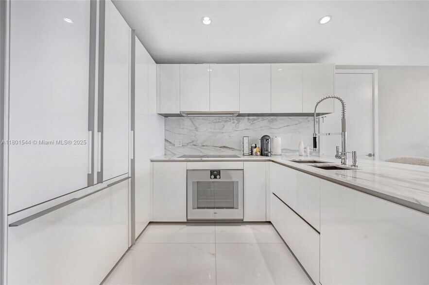 Building Photo - 10201 Collins Ave