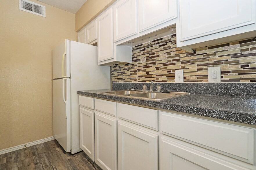 Building Photo - 2701 Green Oaks Rd