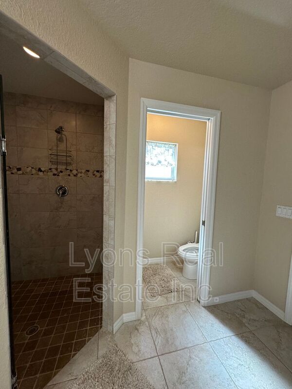 Building Photo - 2202 SE 8th St