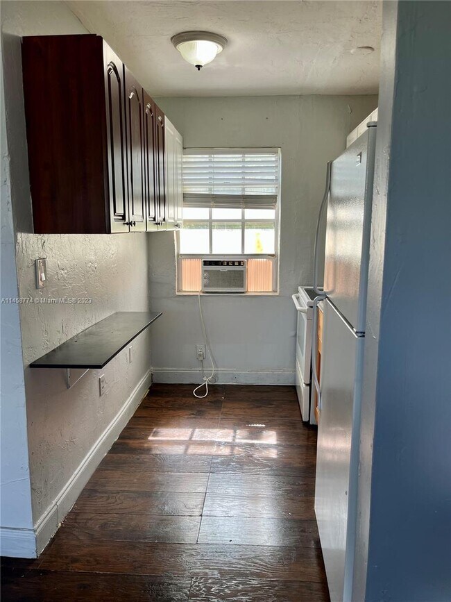 Building Photo - 5010 Pembroke Rd