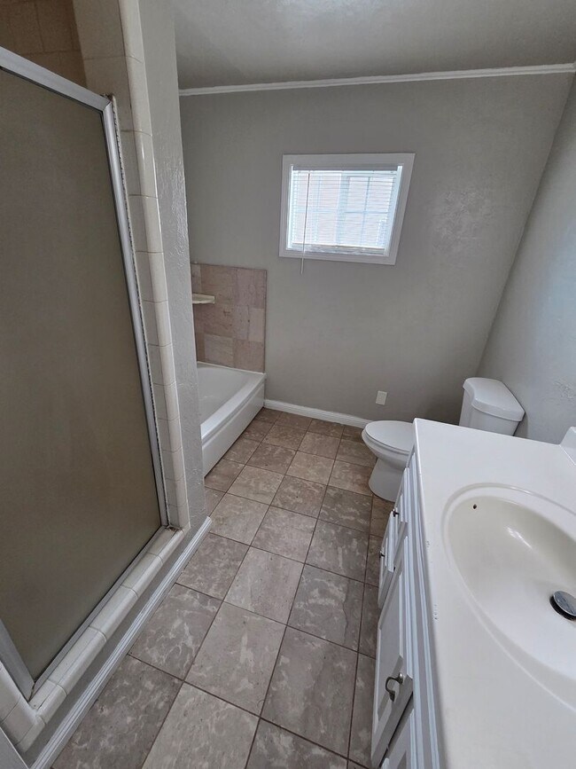 Building Photo - 4 Bedroom 2 Bath Home