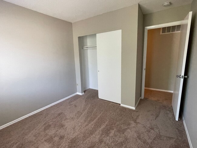 Building Photo - SW - Updated Townhome.  New Flooring, Just...