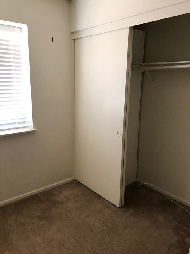 Building Photo - 3 BEDROOM APPLE VALLEY HOME