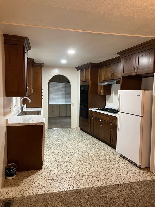 Building Photo - Seniors (must be age 55+) Valle Vista community for occupants age 55 and over community - 2 bedro...