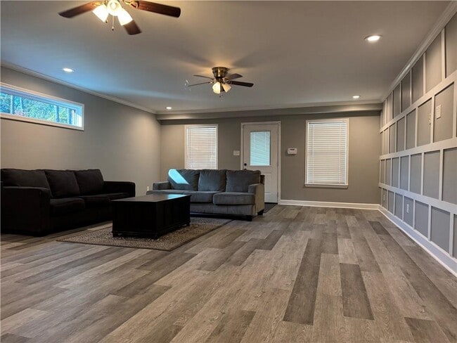 Building Photo - 207 E Maple Ave