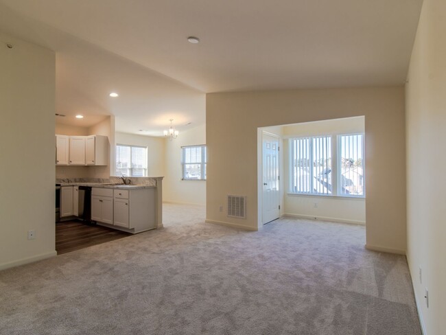 Building Photo - YEAR-ROUND RENTAL - 2 BED 2 BATH CONDO - U...