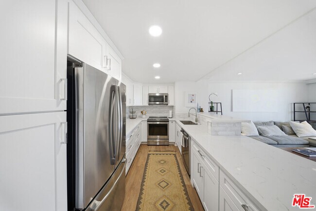 Building Photo - 2160 Century Pk E