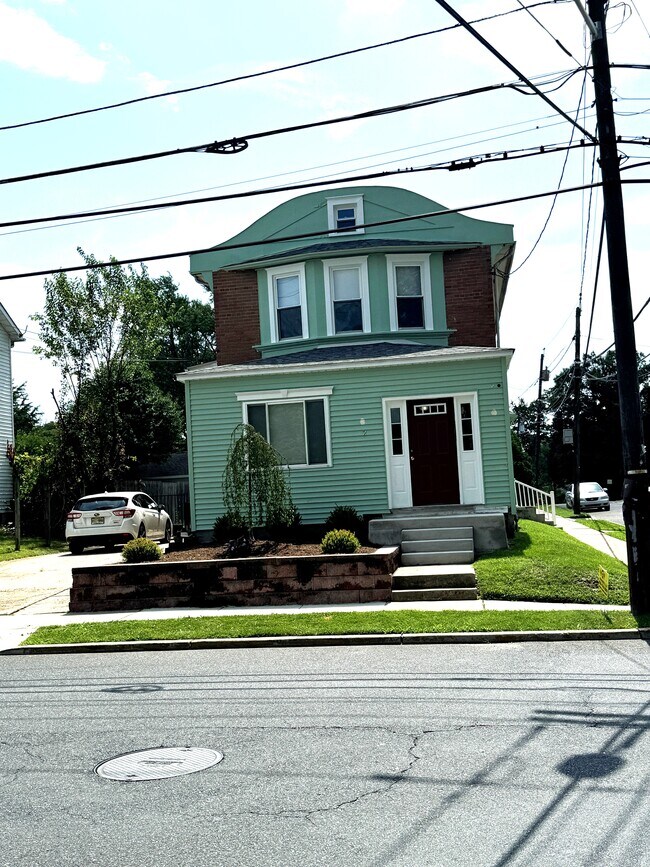 Primary Photo - 2 E Mill Rd