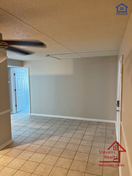Building Photo - 915 S Seminole Dr