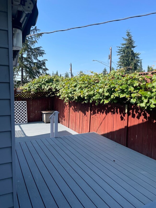 Building Photo - 2 BR/1.75 BA home in Edmonds