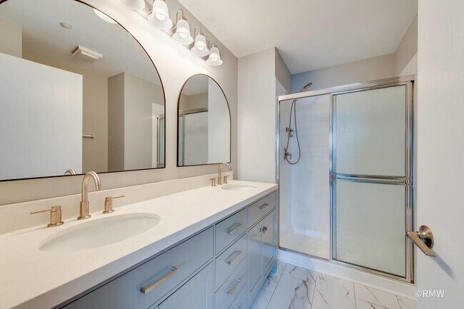 Building Photo - 460 Mayflower Ln