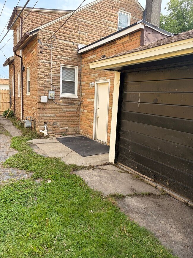 Building Photo - Renovdated 3 bedroom, 1 bathroom bungalow