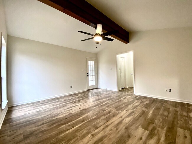 Building Photo - 2102 Fillmore Dr