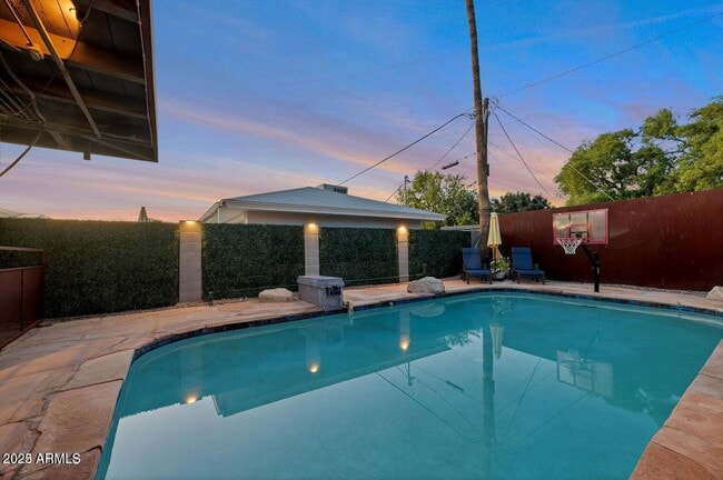 Building Photo - 902 W Verde Ln