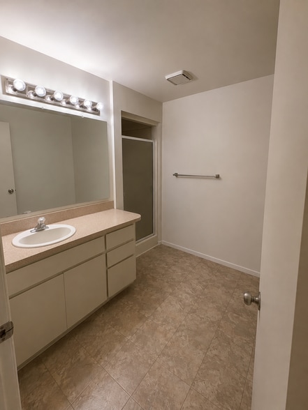 Downstairs full bathroom - 6069 Fircrest St SE
