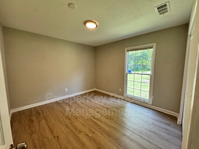 Building Photo - 4814 Fairview Dr