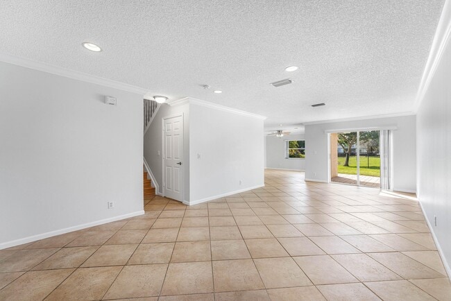 Building Photo - 3256 Commodore Ct