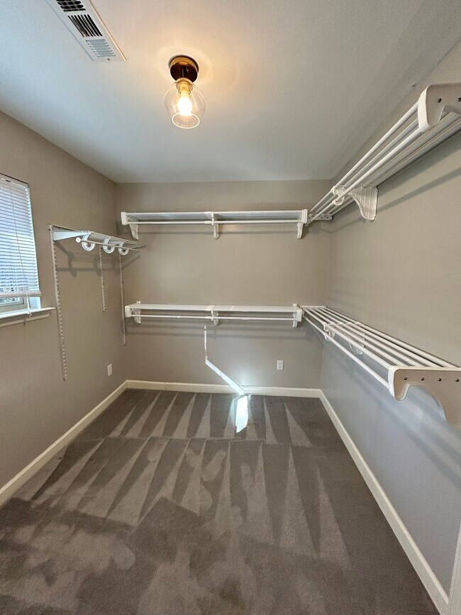 Building Photo - Charming & Spacious 3 Bed | 2 Bath Home | Updated w Large Yard!