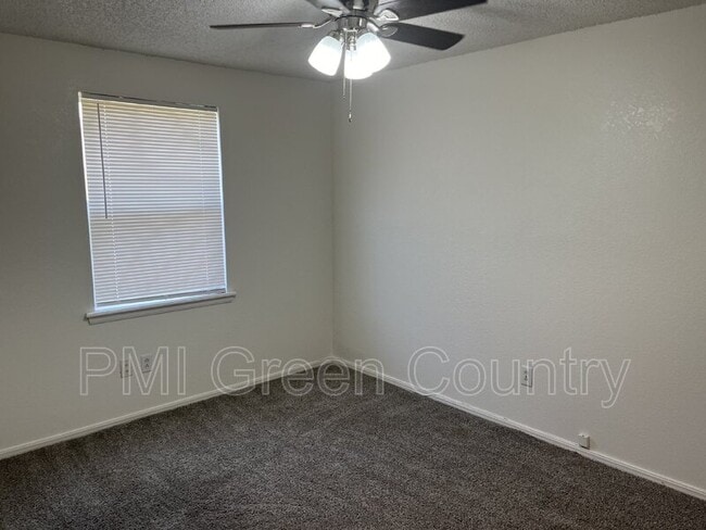 Building Photo - 404 E Redwood St