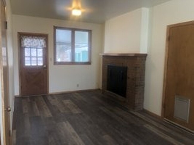 Building Photo - 3 Bed - 2.5 Bath Ranch Home Near Old Town ...