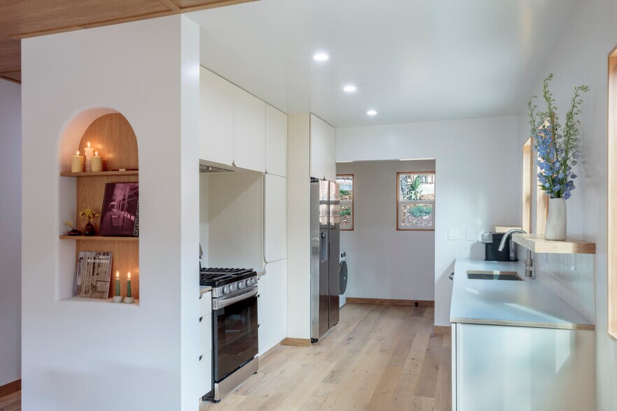 Building Photo - 3361 Hamilton Way