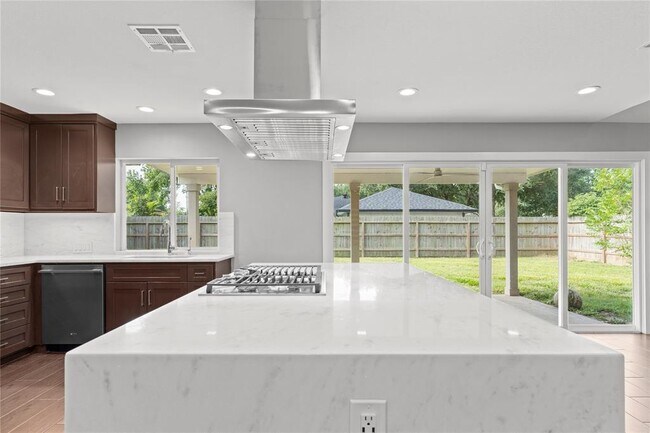 Building Photo - 22435 Elsinore Dr