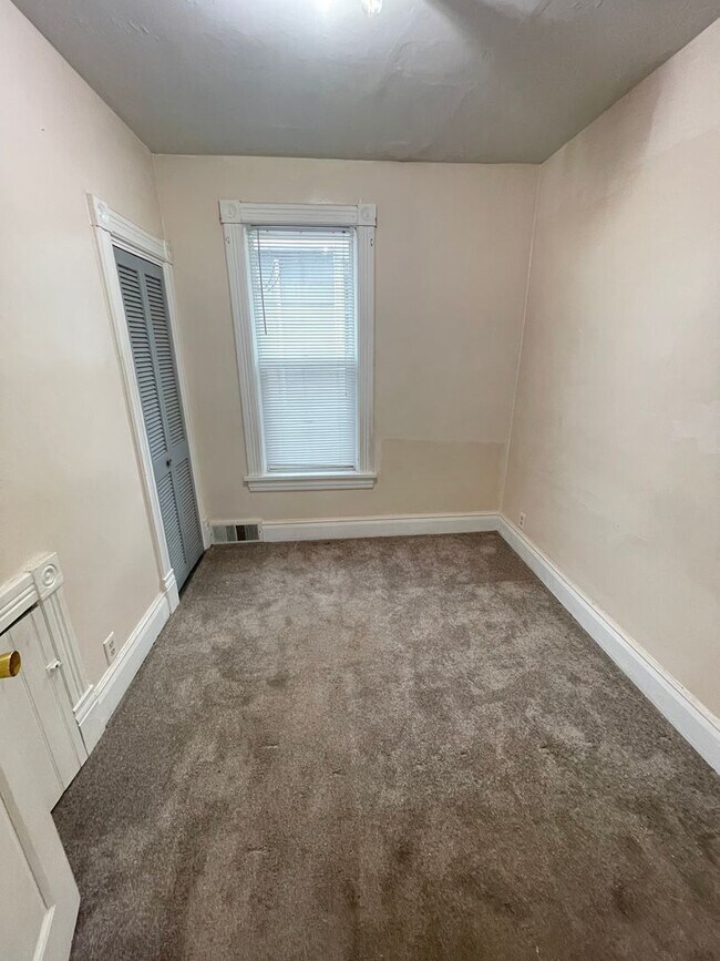 Building Photo - 1302 W 1st St