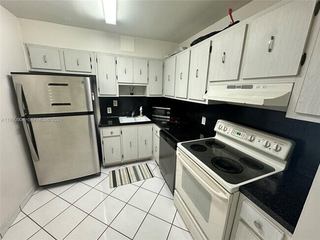 Building Photo - 100 Bayview Dr