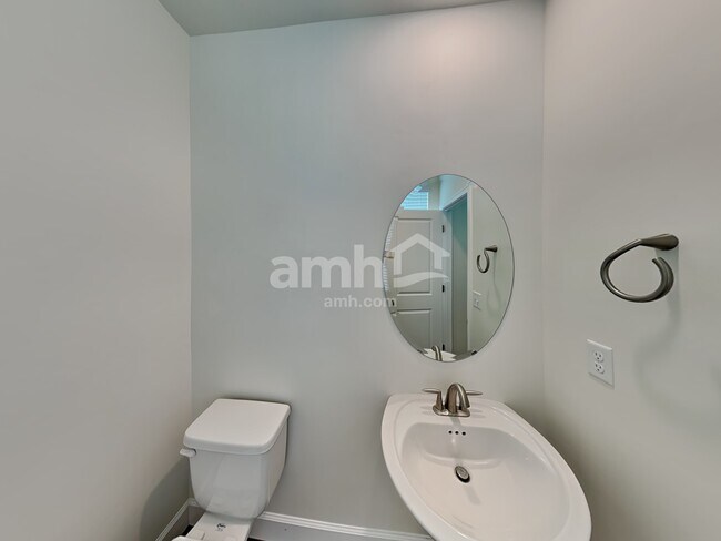 Building Photo - 3003 E S Village Dr