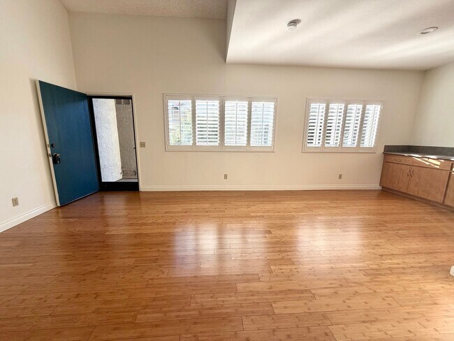 Building Photo - Light-filled, two-story 3-bedroom, 2.5-bath condo in the heart of Thousand Oaks!