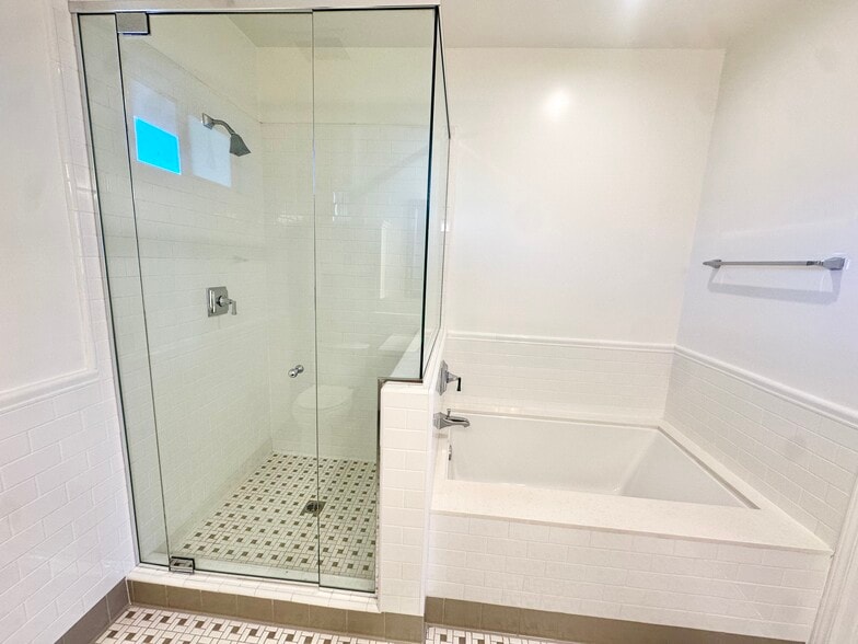 Building Photo - 1625 Granville Ave