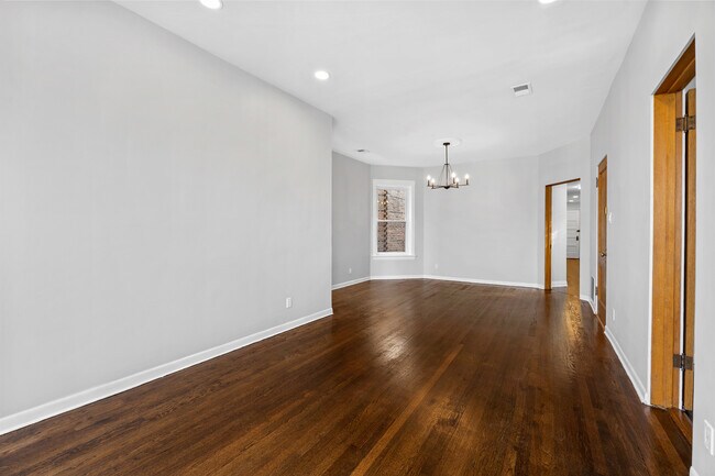 Building Photo - 915 W Newport Ave