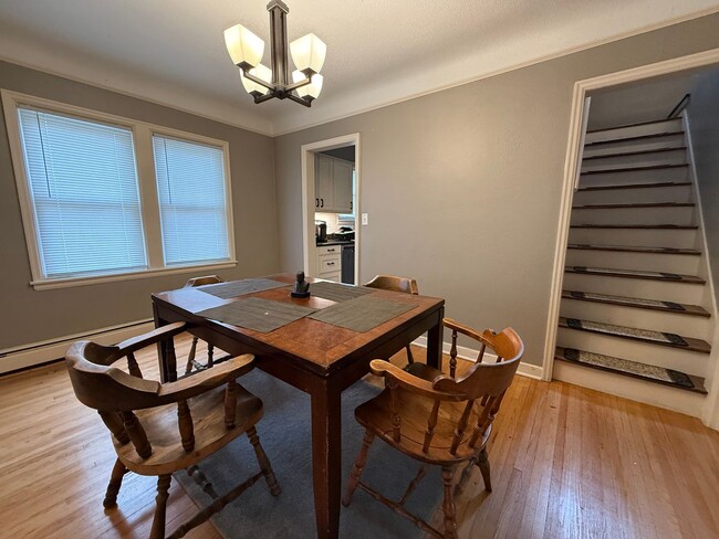 Building Photo - Stunning 5 Bed 2 Bath House Located in the...