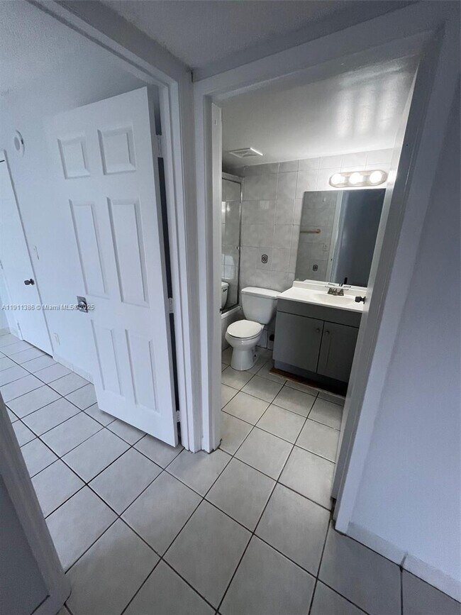 Building Photo - 17021 N Bay Rd