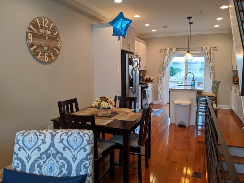 Building Photo - 624 Dudley St