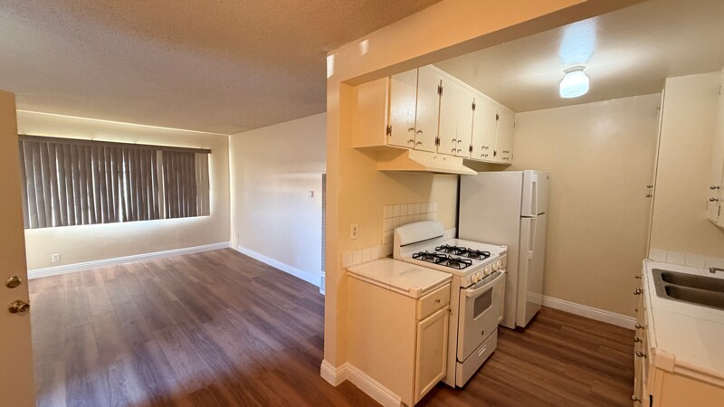 Building Photo - 1433 W 84th Pl