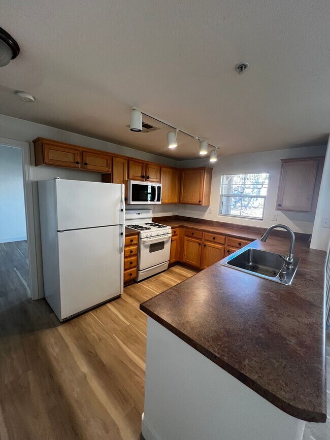 Building Photo - Gated Community / Community Pool / Luxury Vinyl Planking Throughout